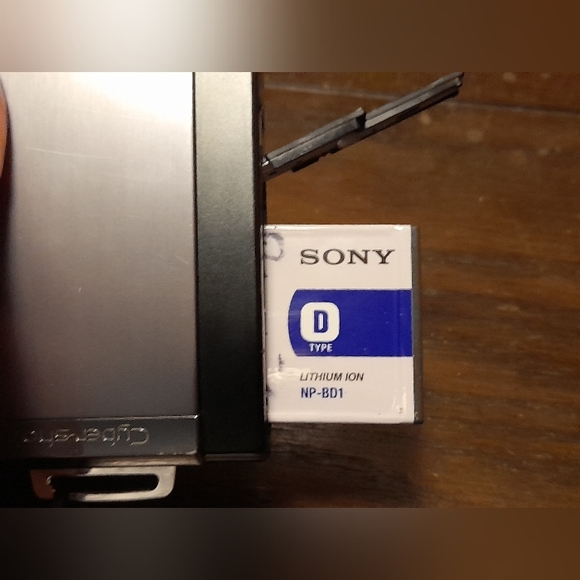 Sony Cybershot DSC-T300 10.1MP Digital Camera, Case, Battery, and Charger - Picture 11 of 16